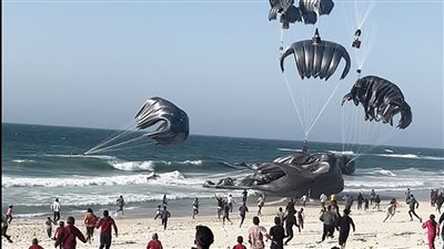 إسرائيل تهدد بوقف إسقاط المساعدات إذا تم توثيق دمار غزة.. ما القصة؟