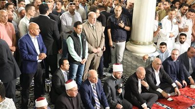 وزير الأوقاف يؤدي الجمعة من مسجد الحسين.. ويشارك المصلين حلقة ذكر ودعاء لمصر