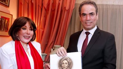 منح وسام ماسبيرو للفنانة الكبيرة لبنى عبد العزيز