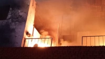 12 سيارة إطفاء للسيطرة على حريق مصنع بلاستيك بأكتوبر