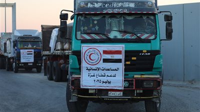 الهلال الأحمر المصري يواصل الدفع بقوافل زاد العزة بآلاف الأطنان من المساعدات لغزة