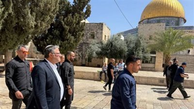 وزير الدفاع الإسرائيلي يقتحم المسجد الأقصى