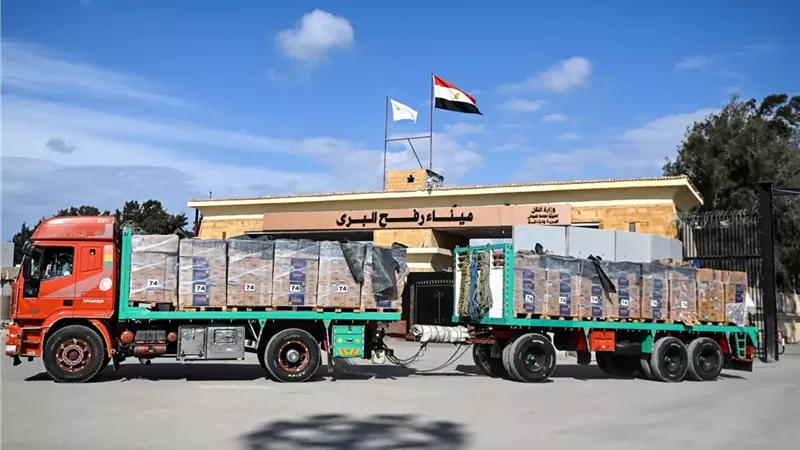 شاحنة تحمل مساعدات