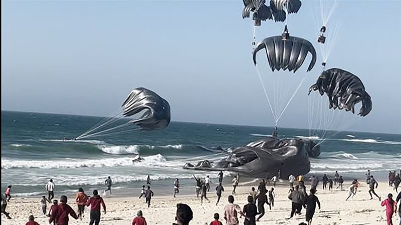 إسقاط المساعدات الإنسانية