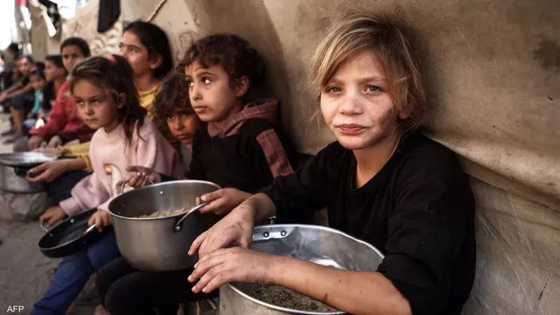 أطفال فلسطينيون ينتظرون