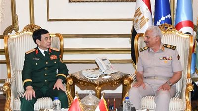 الفريق أول عبد المجيد صقر يلتقي وزير الدفاع الفيتنامي