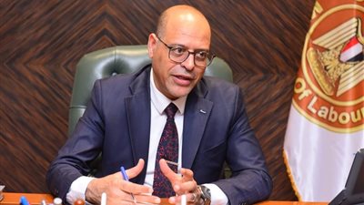 وزير العمل يُقرر إلغاء وإيقاف نشاط 4 شركات إلحاق عمالة بالخارج.. ما السبب؟