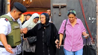 الشرطة تساعد كبار السن خلال عملية التصويت في انتخابات الشيوخ 2025