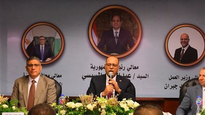 وزير العمل: لن نسمح بعمالة أجنبية على أرض مصر بدون ترخيص