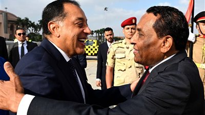 مدبولي يستقبل نظيره السوداني بمطار القاهرة لبحث ملفات التعاون المشترك