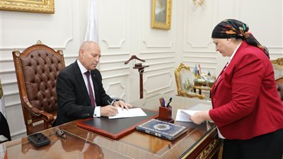 محافظ القاهرة يقرر النزول بالحد الأدنى للقبول بمدارس الثانوى العام إلى 225 درجة