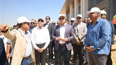 وزير الإسكان ومحافظ القاهرة يتفقدان مشروع 