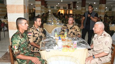 وزير الدفاع يلتقى بعدد من مقاتلي القوات الخاصة من المظلات والصاعقة