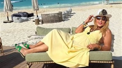 نادية الجندى بإطلالة شبابية مبهجة على البحر فى الساحل الشمالى