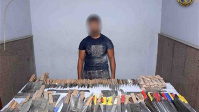 بحوزته 150 سلاحًا.. ضبط عاطل حول منزله ورشة لتصنيع الأسلحة في الحوامدية