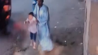 فيديو كشف جريمته.. سقوط عاطل اعتدى على طفلة وحاول سرقة قرطها الذهبي في أسيوط (صور)