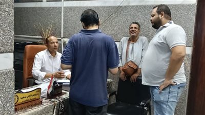 رئيس مدينة طهطا يتابع أعمال المركز التكنولوجي ويشدد على تسهيل إجراءات المواطنين