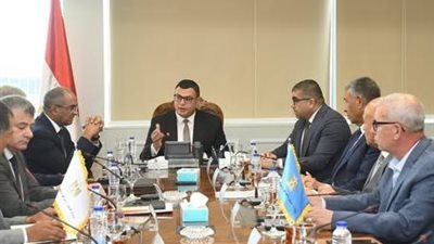 وزير الإسكان يتابع موقف التغذية الكهربائية لمحطات مياه الشرب والصرف الصحى
