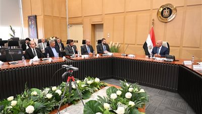 وزير النقل: إعداد قاعدة بيانات بالمطالب والتحديات والفرص المرتبطة بتوطين الصناعة