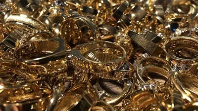 وسط خسائر حادة عالميًّا.. كيف تتحرك أسعار الذهب في السوق المحلي؟