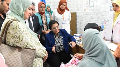  نائب وزير الصحة تتفقد مركز طب الأسرة بالأبعادية الجديدة وتوصي بتوفير كراسي انتظار للمترددين