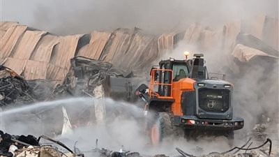 محافظ القليوبية يكرم ثلاثة سائقي لودر لجهودهم البطولية في إخماد حريق مصنع الاحذية