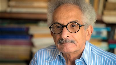 من المعتقل للصحافة للسينما .. محطات في حياة الأديب الراحل «صنع الله»