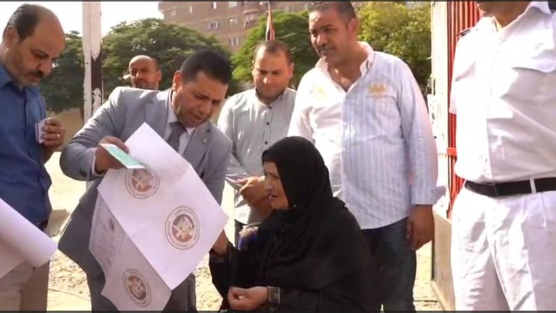 قاضٍ يخرج لسيدة مسنة