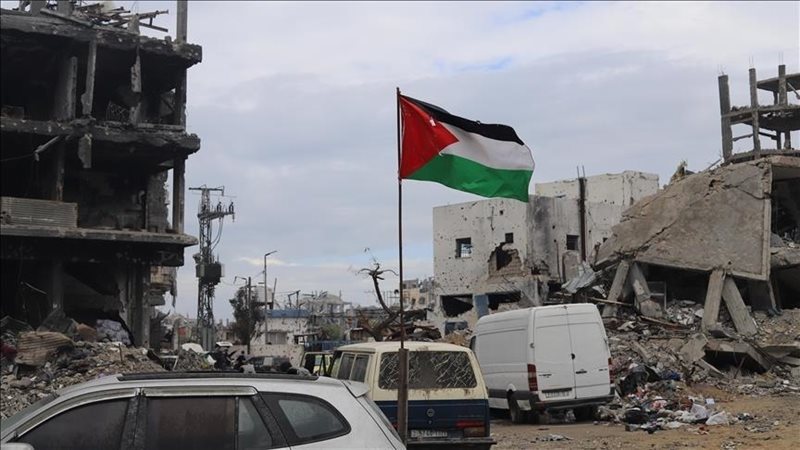 العلم الفلسطيني وسط