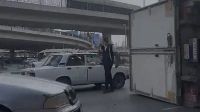 تكدس مروري في ميدان عبد المنعم رياض بعد انقلاب سيارة نقل (صور)