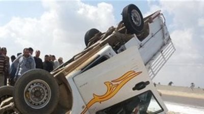 تفاصيل إصابة 13 شخصا في انقلاب سيارة نصف نقل بالخطاطبة