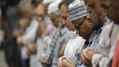 هل تكتمل الصلاة بالفاتحة فقط؟ خلاف الفقهاء يكشف الحقيقة