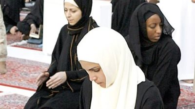 الإفتاء تحسم الجدل.. خروج الزوجة للمسجد دون إذن زوجها بين الطاعة والعبادة 