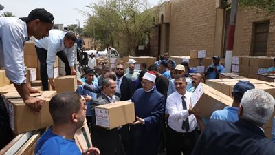 رئيس جامعة الأزهر يتفقد القافلة الإغاثية السادسة لغزة دعمًا لمبادرة 