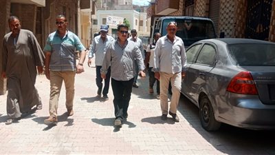 رئيس مدينة طهطا يتفقد أعمال رصف وتركيب الإنترلوك بمنطقة الساحل 