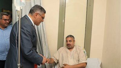 محافظ الجيزة يطمئن على الحالة الصحية لشهاب عبدالعزيز بطل واقعة إنقاذ 