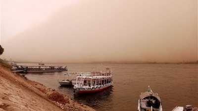 محافظ أسوان: إيقاف النشاط الملاحى بمجرى نهر النيل وبحيرة ناصر لسوء الأحوال الجوية
