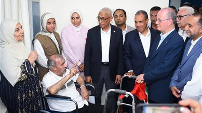 وزير الخارجية يرافق رئيس الوزراء الفلسطيني لزيارة الجرحى الفلسطينيين بمستشفى العريش 