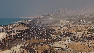 التغريدات لا توقف المجازر في غزة.. كاتبة بريطانية تنتقد المواقف الرمزية واللافتات الرقمية