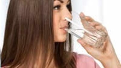 شرب الماء.. حائط الصد الأول في الوقاية من التهابات المسالك البولية