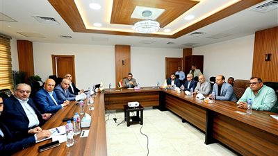 وزير الإسكان يتابع ملف تقنين الأراضي بمدينتي العبور الجديدة والشروق