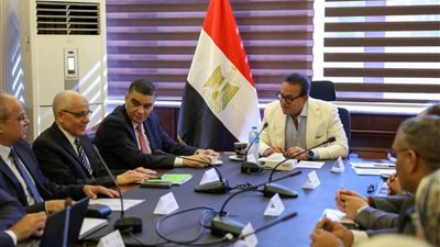 وزير الصحة يبحث مع 
