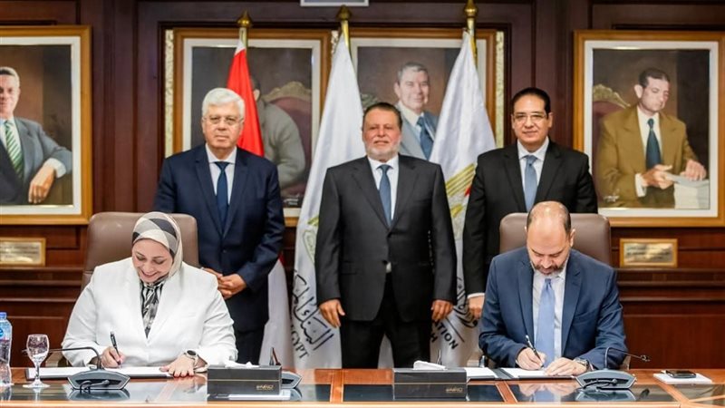 أثناء توقيع الاتفاقية