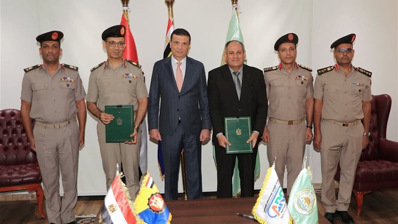 أثناء توقيع البروتوكول