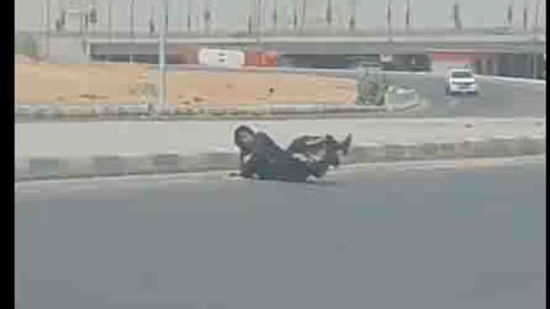 إلقاء سيدة نفسها