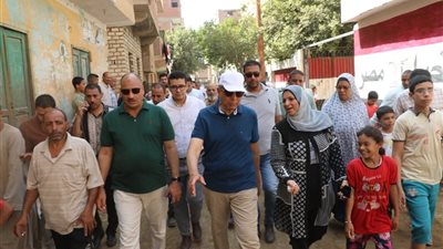محافظ المنيا يعاين أرضًا بالأتلّات لإقامة مركز شباب