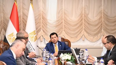 وزير الشباب يجتمع بمديري المديريات واللجنة القانونية لوضع الآليات التنظيمية لقانون الرياضة الجديد