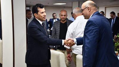 وزير الرياضة يشدد على الالتزام بالتعديلات المطلوبة في الأندية