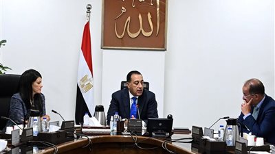 رئيس الوزراء يناقش زيادة الاعتمادات المالية المخصصة لصيانة المنشآت الحكومية والمرافق في موازنة الدولة