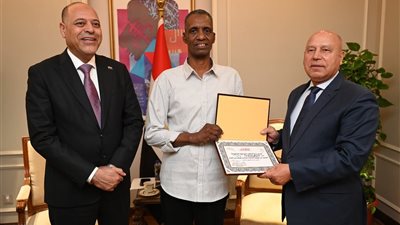 وزير النقل يكرم عامل مزلقان أنقذ شابًا من الموت تحت عجلات القطار